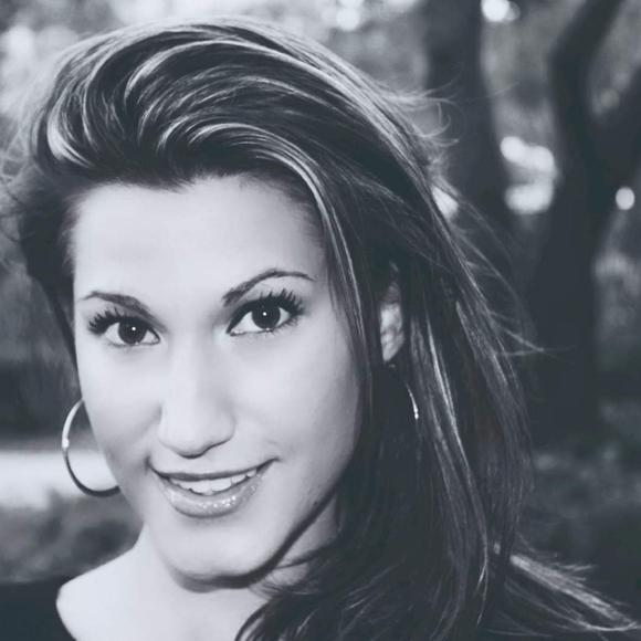 Meet your Posher, Alicia - Picture 4 of 4